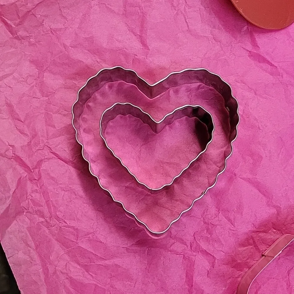 18‎ piece metal Valentines Day/wedding cookie cutters plus heart spatula